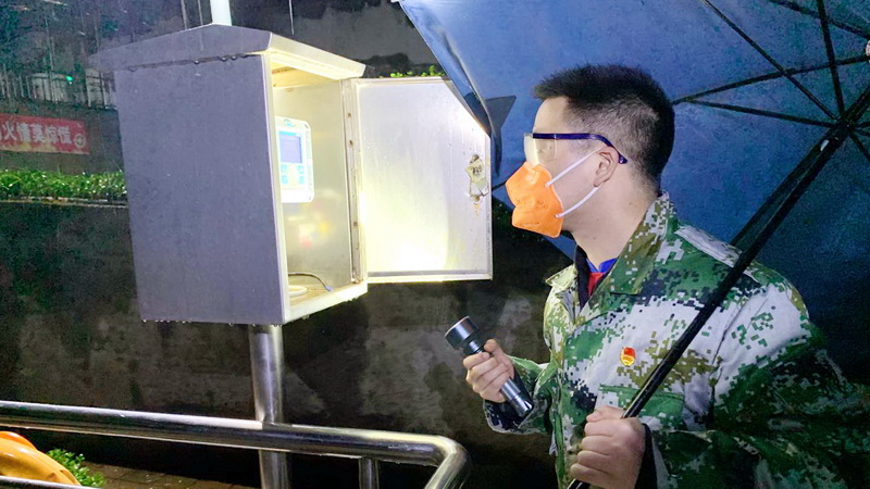 運行工劉楊夜間巡視MLSS儀1.jpg